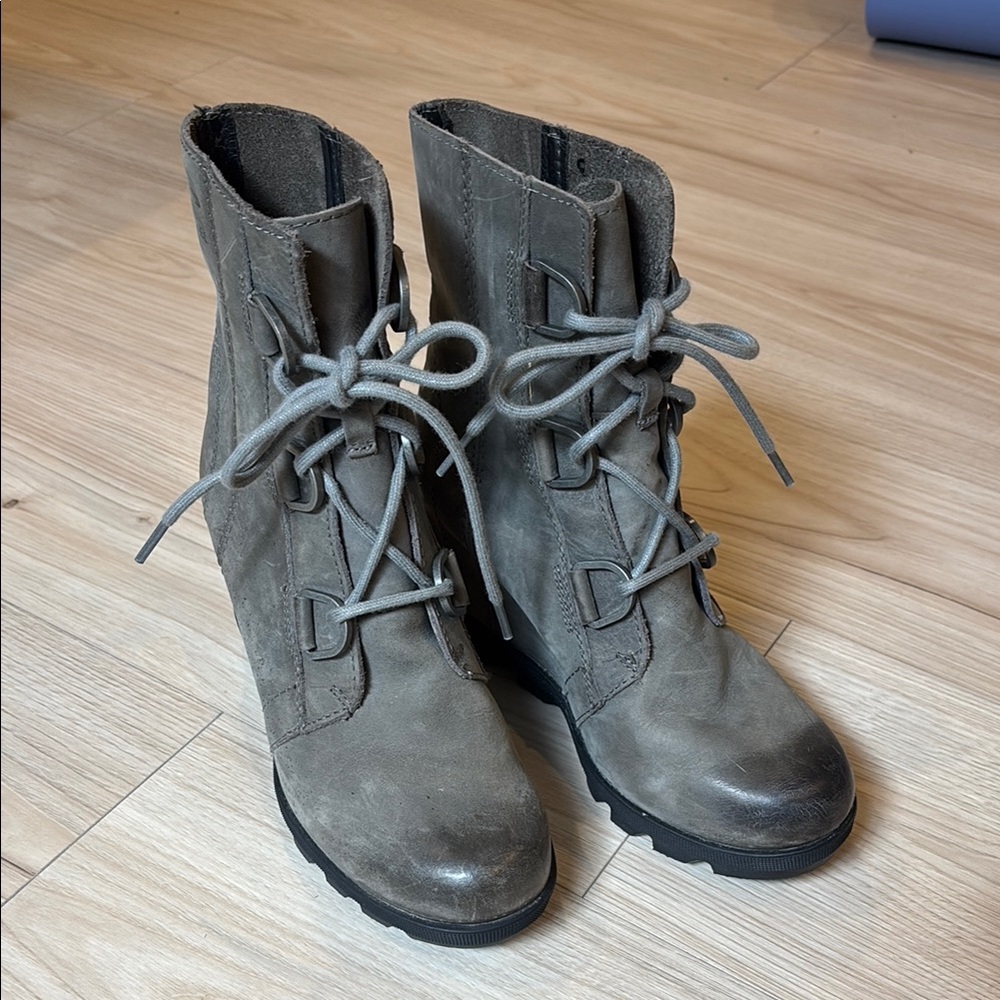 Women's Sorel gray leather boots